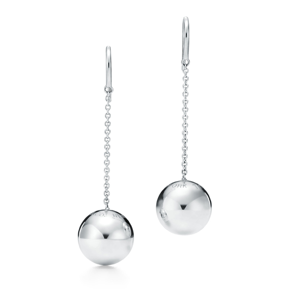 Tiffany Hard Wear系列,垂墜式球形純銀耳環,12,000元。